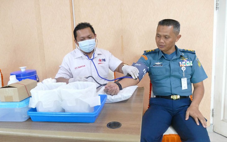 Prajurit Lanudal Tanjungpinang Turut Donorkan Darahnya