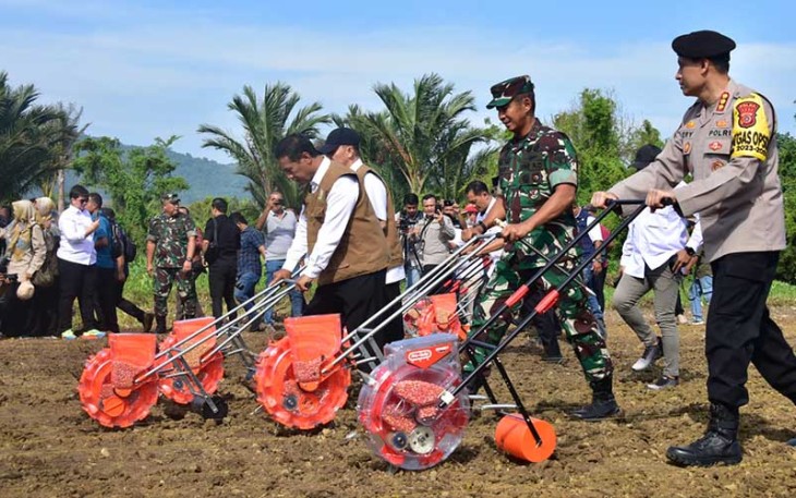 Mentan Amran saat Tanam Jagung di Aceh