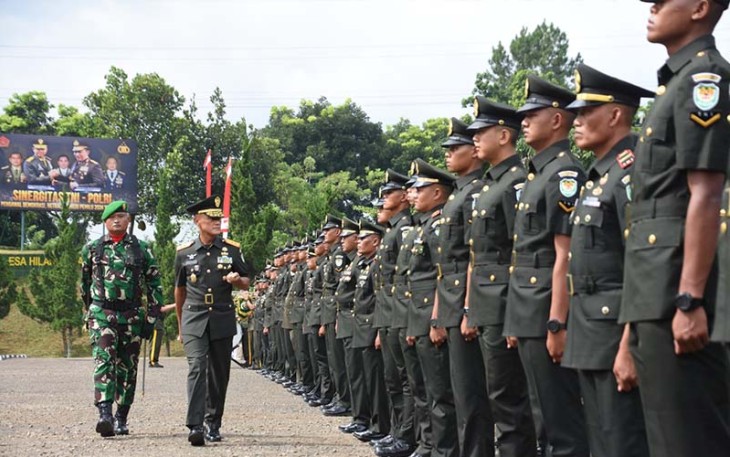 Pangdam III/Siliwangi Mayjen TNI Erwin Djatniko pada Penutupan Pendidikan, Pelantikan dan Penyumpahan Prajurit Siswa Dikmaba TNI AD TA. 2023 (OV) dan Siswa Atlet Dikmaba TNI AD TA. 2023 di Lapangan Patriot Secaba Rindam III/Siliwangi Jl. Arcamanik Bihbul Kab. Bandung, Senin (29/01/2024).