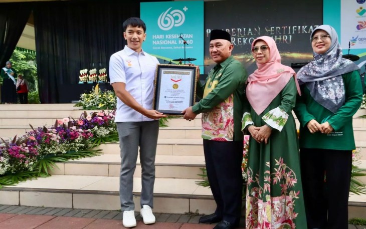Wali Kota Depok, Mohammad Idris menerima piagam rekor MURI di Alun-alun Kota Depok, Sabtu (30/11/12)