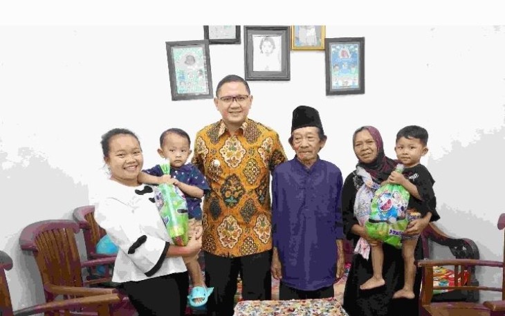Pj Wali Kota Batu Aries Agung Paewai foto bersama keluarga Solichan, Selasa (30/1)