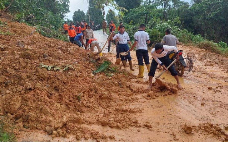 TNI AL saat Gotong Royong bersama Warga Bersihan Material Longsor Tutup Jalan
