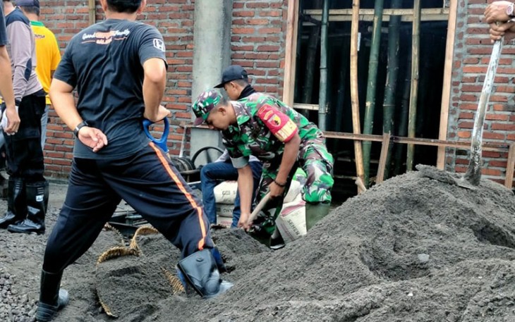 Babinsa Kodim 0802/Ponorogo saat Kerja Bakti Bangun Aula Serbaguna