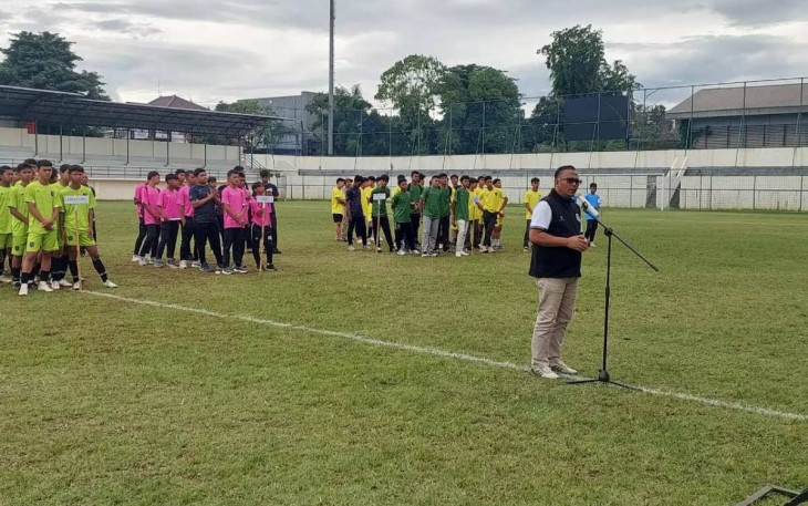 Kepala Disporyata Depok, Eko Herwiyanto saat memberikan sambutan pada acara pembukaan festival sepakbola pelajar antar kecamatan tingkat Kota Tahun 2024, Selasa (03/12/24)