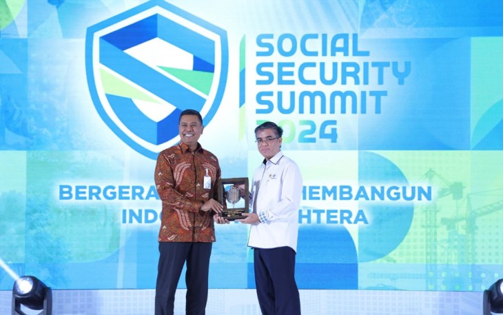 Menaker Yassierli menerima cenderamata dari Dirut BPJS Ketenagakerjaan di Jakarta, Selasa (26/11)