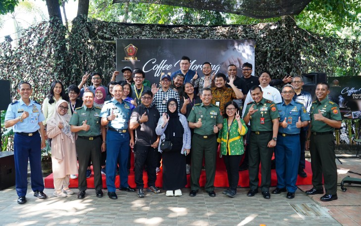 Foto bersama usai acara Media Gathering Tahun 2024 di Lensa Coffee Puspen TNI Mabes TNI, Cilangkap, Jakarta Timur, Rabu (3/7/2024).