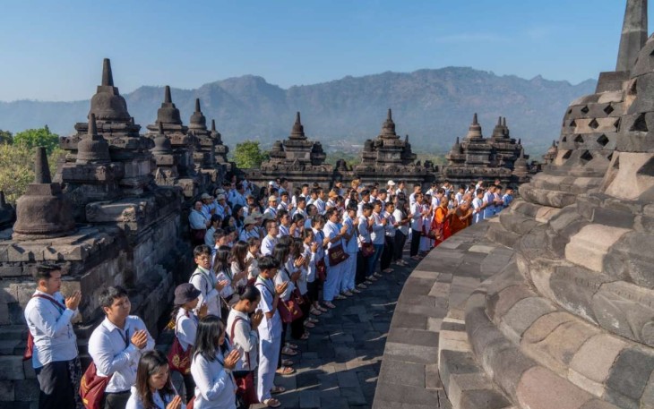 Peserta dari Jepang mengunjungi candi Borobudur