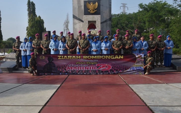 Foto bersama, seluruh jajaran Korps Marinir di wilayah Surabaya melaksanakan Ziarah Rombongan di Taman Makam Pahlawan (TMP) 10 November Mayjen Soengkono, Jalan Mayjen Sungkono, Surabaya, Kamis (07/11/2024).