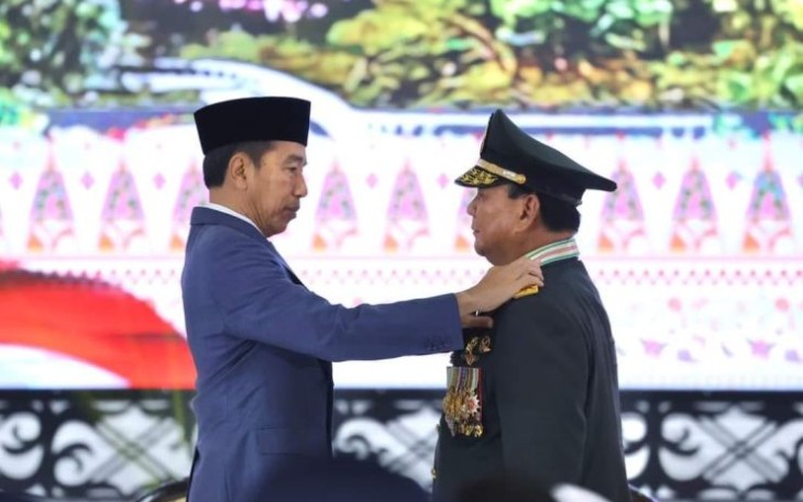 Presiden Joko Widodo saat memberikan gelar jenderal kehormatan Prabowo Subianto 