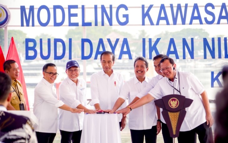 Presiden Joko Widodo saat meresmikan Kawasan Tambak Budi Daya Ikan Nila Salin di Karawang, Rabu (8/5)