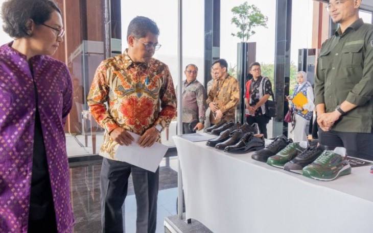 Sekjen Kemenperin Eko SA Cahyanto saat meninjau produk industri lokal di Denpasar Bali 