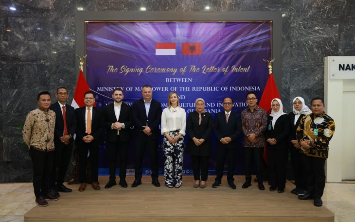 Menaker Ida Fauziah foto bersama dengan pemerintah Albania di Jakarta 