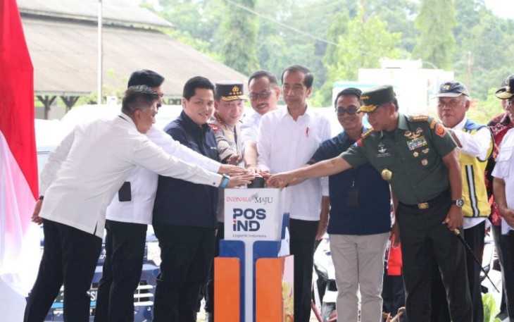 Presiden Jokowi meletakkan batu pertama pembangunan Super Hub Nusantara Logistic Hub Pos Indonesia di Ibu Kota Nusantara (IKN) yang akan memperkuat rantai pasok domestik di Indonesia