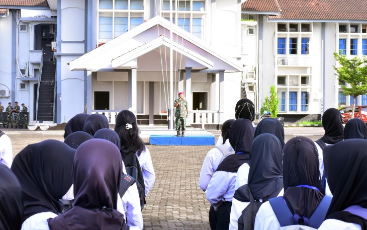 Panitia Daerah (Panda) Lantamal VI Makassar memberikan pengarahan kepada seluruh peserta Calon Bintara (Caba) dan Calon Tamtama (Cata) TNI AL Gelombang 1 TA. 2024 sebelum pelaksanaan test seleksi bertempat di  lapangan Arafuru Lantamal VI, Jumat (05/01/2024)