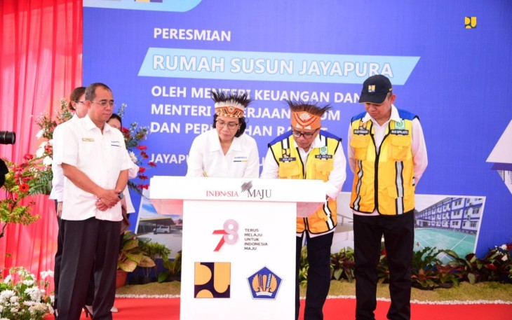 Menkeu Sri Mulyani didampingi Sekjen Kementerian PUPR M. Zainal Fatah dan Direktur Jenderal Perumahan Kementerian PUPR Iwan Suprijanto meresmikan Rusun Negara untuk ASN Kementerian Keuangan di Jayapura, Kamis (1/2/2024). 