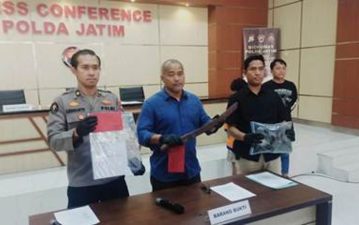 Kasubdit III Jatanras Ditreskrimum Polda Jatim, AKBP Arbaridi Jumhur saat konferensi pers, Kamis (26/12/2024).