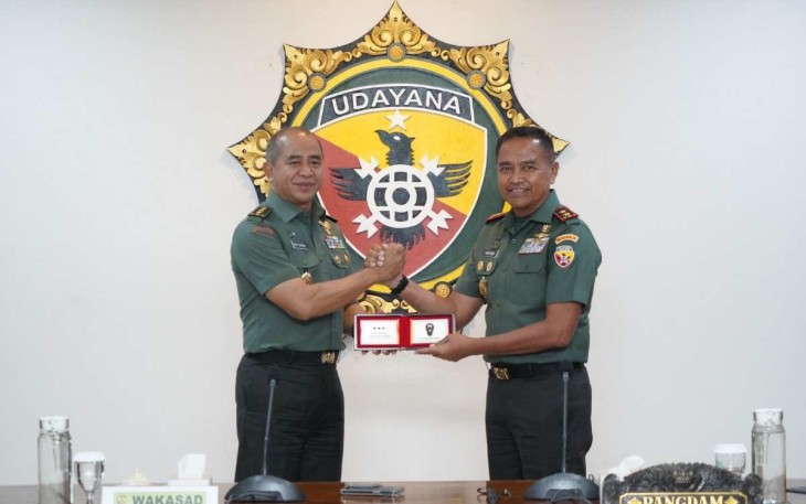 Wakil Kepala Staf TNI AD (Wakasad) Letjen TNI Arif Rahman, S.IP., M.A., didampingi Irjenad Letjen TNI Hilman Hadi, S.IP., M.B.A., M.Han., dan Koorsahli Kasad Letjen TNI Sonny Aprianto, S.E., M.M., melaksanakan Kunjungan Kerja dalam rangka Pengendalian Program dan Anggaran (Dalproggar) Insidentil TNI AD TA. 2024 di Wilayah Kodam IX/Udayana, pada Rabu (17/1/2024)