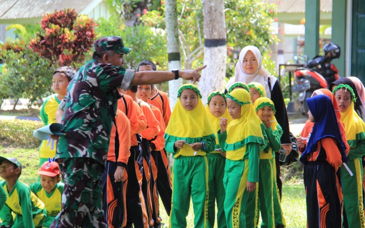 Kodim 0806/Trenggalek kembali mengajak peserta didik TK dan SDN Sukorejo, Kecamatan Tugu, Kabupaten Trenggalek, untuk mengeksplorasi dunia pembelajaran di luar kelas. Pengalaman berharga ini terjadi di lapangan hijau Makodim 0806/Trenggalek pada Kamis (22/2/2024)