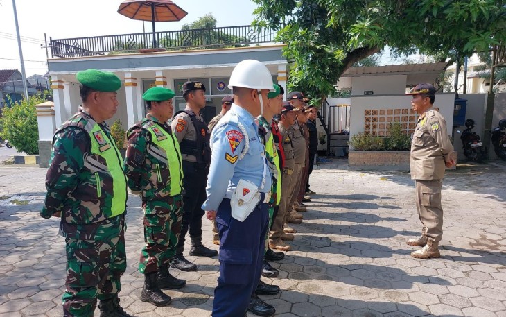 Dalam upaya menciptakan situasi yang aman dan kondusif, petugas gabungan TNI-Polri dan Satpol-PP Kota Madiun menggelar patroli bersama untuk mengantisipasi kerawanan terhadap gangguan keamanan dan ketertiban (kamtibmas) pasca pelaksanaan Pemilu di wilayah Kota Madiun