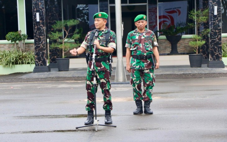 Kasi Intel Kasrem 041/Gamas Kolonel Inf Erwin Agung T.W.A, S.T, M.Tr (Han) saat memimpin apel siaga pengamanan dilapangan Sriwijaya Makorem 041/Gamas jln. Pembangunan no. 03 Padang Harapan Kota Bengkulu, Selasa (24/12/2024).