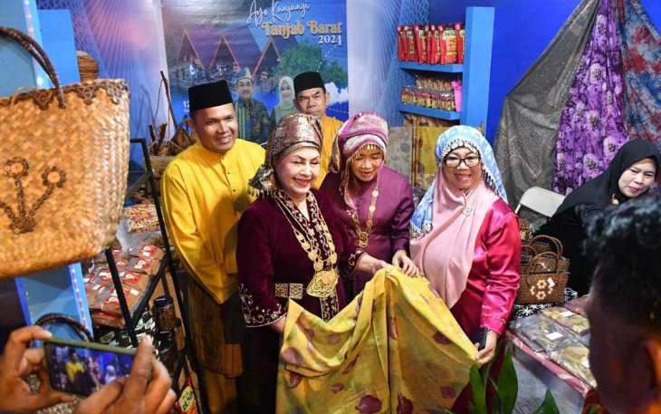 etua Umum Ikatan Adhyaksa Dharmakarini (Ketum IAD) Sruningwati Burhanuddin saat Kunjungi EXPO Jambi Mantap. 