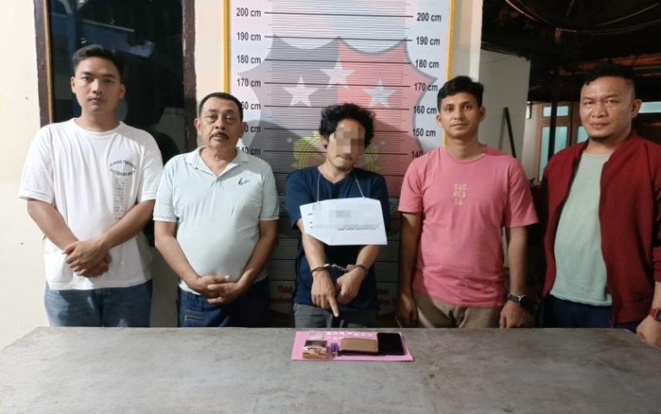 Kapolsek Batang Toru, Iptu RN Tarigan, SH, bersama Kanit Reskrim, Ipda Ery J Situmorang, SH, saat mengamankan terduga  pemilik sabu, AFH alias B (34), pada Senin (4/3/2024) sore.