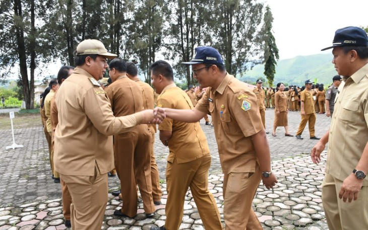 Bupati Samosir, Vandiko T. Gultom memimpin apel gabungan perdana dilingkungan Pemkab Samosir yang dilaksanakan di Halaman Kantor Bupati Samosir, 02/01.