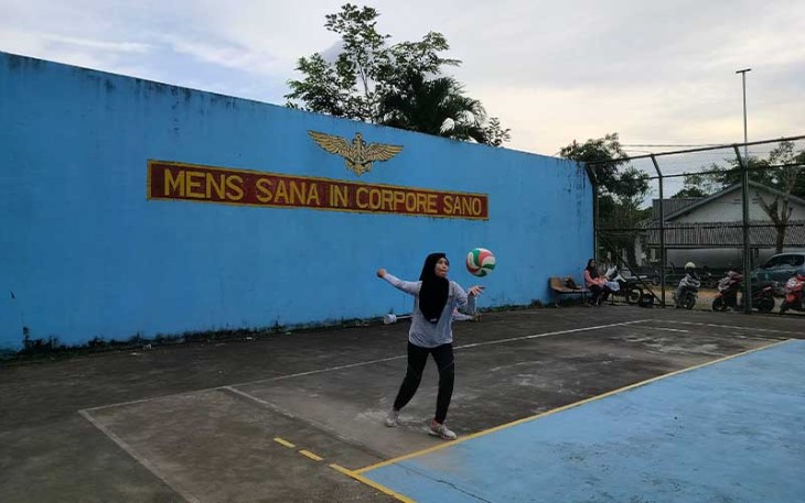 Ibu-ibu Komplek Lanudal TPl saat Bermain Bola Voli di Lapangan Voli Komplek Lanudal Tanjungpinang Km 12,5, Tanjungpinang, Kepulauan Riau, Rabu (6/2/2024).