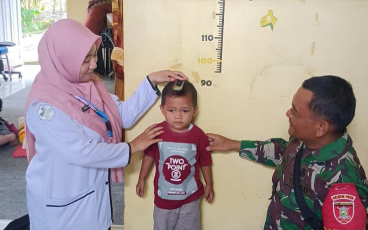 Babinsa Hilir Banua saat Dampingi Posyandu Balita dan Ibu Hamil 