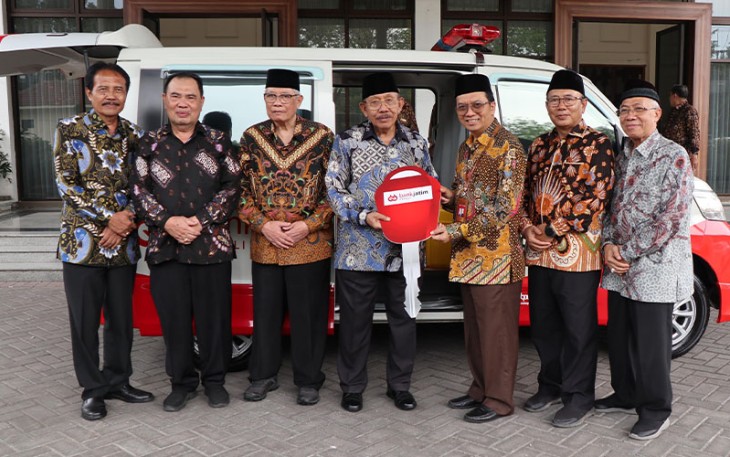 Bank Jatim saat Bagikan CSR Ambulans ke PMI Jawa Timur, Rabu (24/4). 