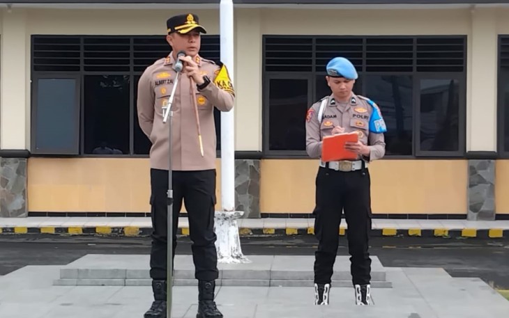 Kapolres Bitung, AKBP Albert Zai, S.I.K.,M.H saat memimpin apel perdana bulan Desember