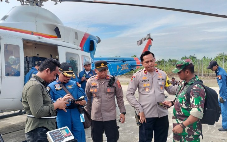 Danramil Tembagapura Kapten Chb Eliazar Manuk Allo memimpin pergeseran pasukan TNI-Polri dari Koramil 1710-04/Tembagapura dan Polres Mimika untuk melaksanakan pengamanan Pemilu 2024 menuju kampung Tsinga dan kampung Arwanop Distrik Tembagapura, Kab. Mimika, dengan menggunakan Helly Airfast dan Penerbad, pada Selasa (13/2/2024)