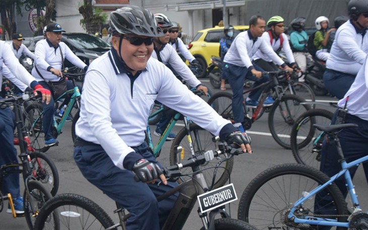 Gubernur Akademi TNI Angkatan Laut (AAL) Laksda TNI Supardi saat Funbike Bersama Pejabat Kotama TNI AL Wilayah Surabaya