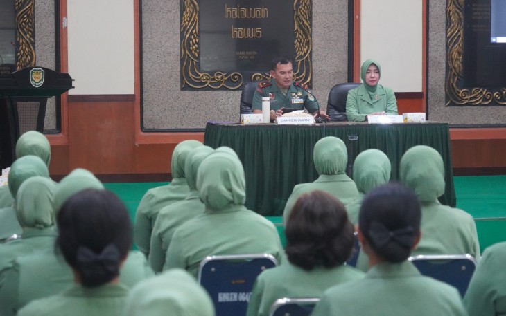 Danrem 064/Maulana Yusuf, Brigjen TNI Fierman Sjafirial Agustus saat memberikan pengarahan terhadap seluruh pengurus dan anggota Persit Koorcab Rem 064 PD III/Siliwangi di Aula Baluwarti Makorem 064/MY, Kamis, 18 Januari 2024