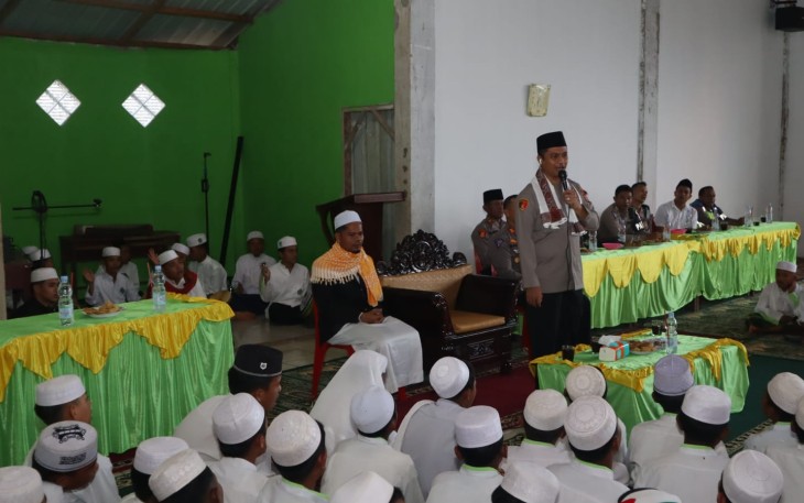 Kapolres Tapanuli Selatan, AKBP Yasir Ahmadi, S.I.K., M.H., melaksanakan kunjungan ke Pondok Pesantren Darul Anwar As Syakirin di Paran Dolok, Kecamatan Sipirok, Kabupaten Tapanuli Selatan, Sumatera Utara, Senin, (26/02/2024)