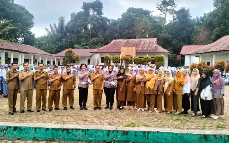 Kanit Kamsel Sat Lantas Polres Tapsel, Aiptu Kasianna, saat beri himbauan tentang keselamatan berlalu lintas ke siswa SMA Negeri 1 Angkola Selatan.