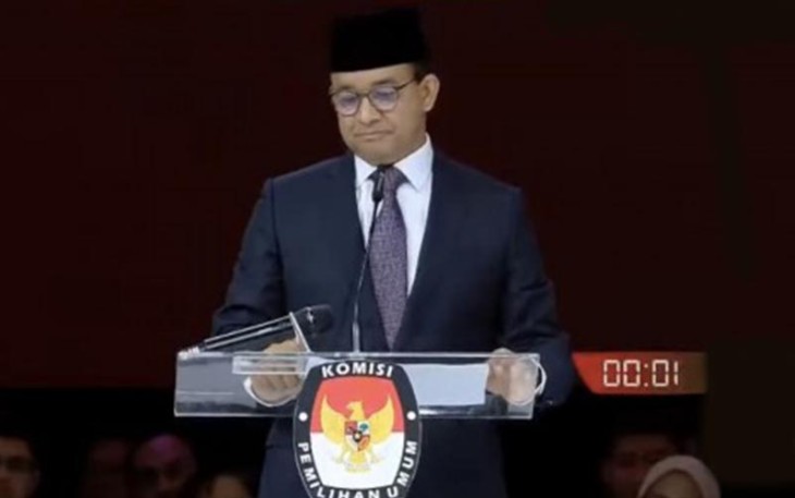 Calon Presiden RI Anies Baswedan saat menyampaikan visi dan misi debat kelima Pilpres 2024 di Jakarta, Minggu (4/1/24) malam.