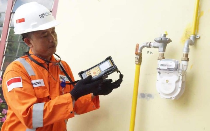 Ilustrasi petugas mencatat stand meter pemakaian