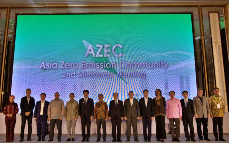 Menteri ESDM Bahlil Lahadalia bersama peserta AZEC 2nd Ministerial Meeting di Jakarta, Selasa (20/8)