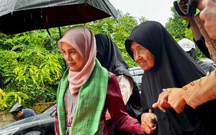 Istri capres nomor urut 3 Ganjar Pranowo, Siti Atikoh Supriyanti saat hadir ke acara Peringatan Isra Mikraj dan Harlah 101 Nahdlatul Ulama di Ponpes Syifaul Qulub Mutaallimin, Cinangka, Kabupaten Serang, Banten, Rabu (7/2/2024).