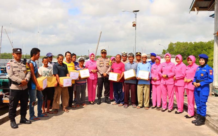 Bhayangkari Sambangi Nelayan Pesisir dan Berbagi Sembako