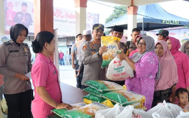 AKBP Yasir Ahmadi, SIK, MH, saat bagikan langsung sembako murah pada program Ramadan Berkah Polres Tapanuli Selatan (Tapsel), Kamis (21/03/2024)