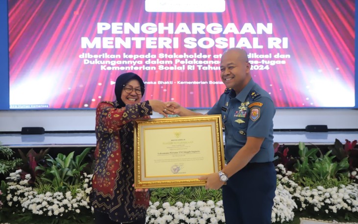 Kepala Staf Koarmada III saat Terima Penghargaan dari Mensos 