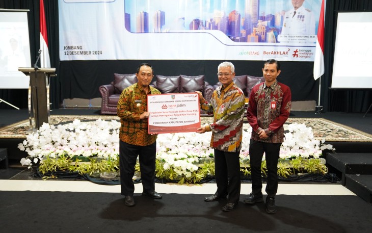 Bank Jatim saat Serahkan CSR Pengadaan Susu Formula ke Pemkab Jombang