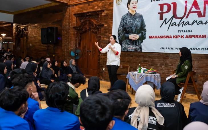 Ketua DPR RI Puan Maharani saat  dialog dengan para mahasiswa di Joglo Panglipuran, Magelang, Selasa (30/1/2024).