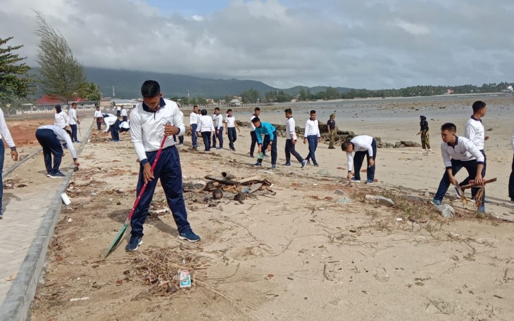 Lanal Ranai Gelar Bersih Pantai 