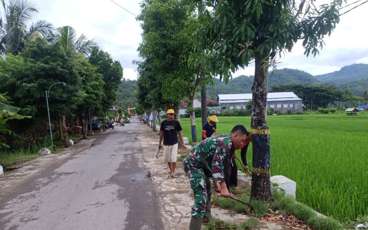  Babinsa Koramil 0801/01 Pacitan Bersama Warga Bersihkan Lingkungan