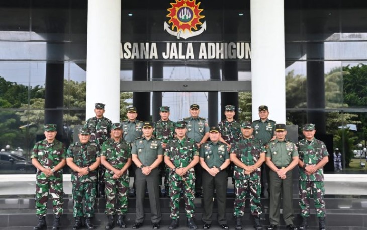 Panglima Komando Daerah Militer V/Brawijaya (Pangdam V/Brawijaya) Mayjen TNI Rafael Granada Baay beserta rombongan, termasuk Kasdam V/Brawijaya dan para Pejabat Utama (PJU) Kodam V/Brawijaya, melaksanakan kunjungan ke Komando Pendidikan dan Latihan TNI Angkatan Laut (Kodiklatal) di Jalan Morokrembangan, Surabaya pada Kamis, 25 Januari 2024