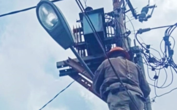 Perbaikan lampu penerangan jalan di Kecamatan Tambelan, Kabupaten Bintan