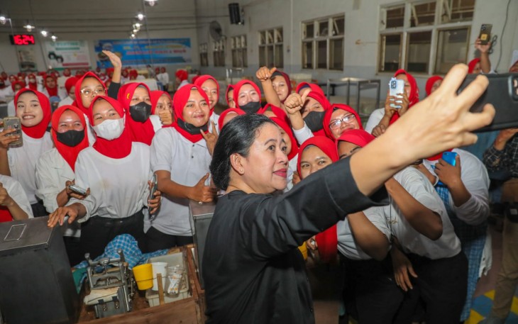 Ketua DPR RI Puan Maharani saat berselfie dengan 'gadis kretek'